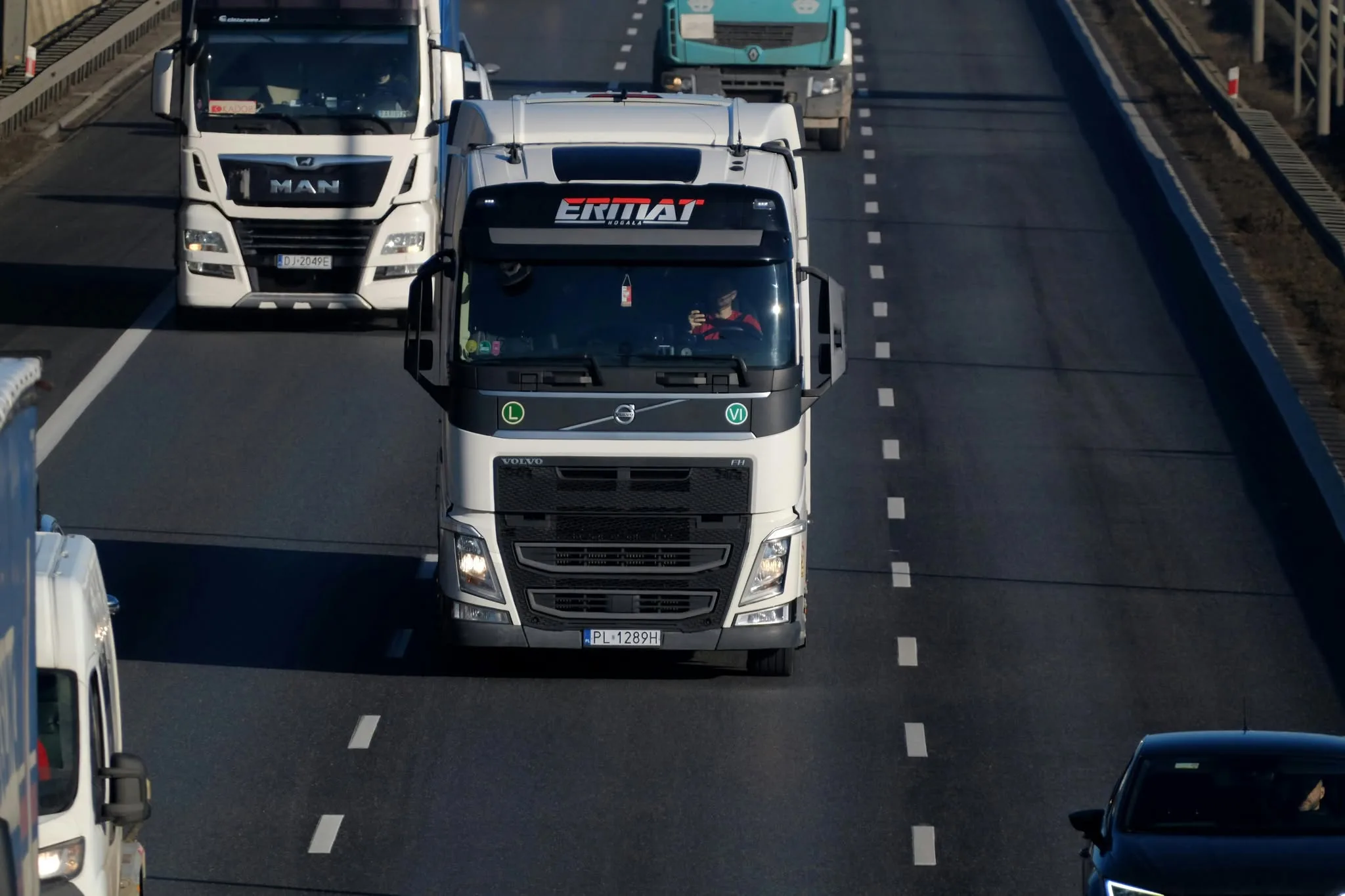 Ciężarówki na trasie jako symbol zarządzania firmą transportową