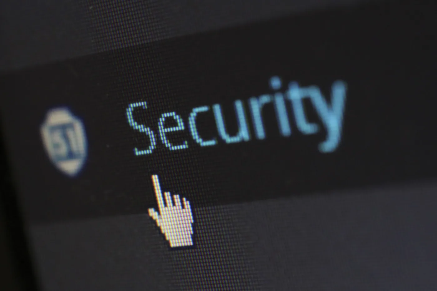 Zbliżenie na ekran monitora z napisem Security i kursorem myszy