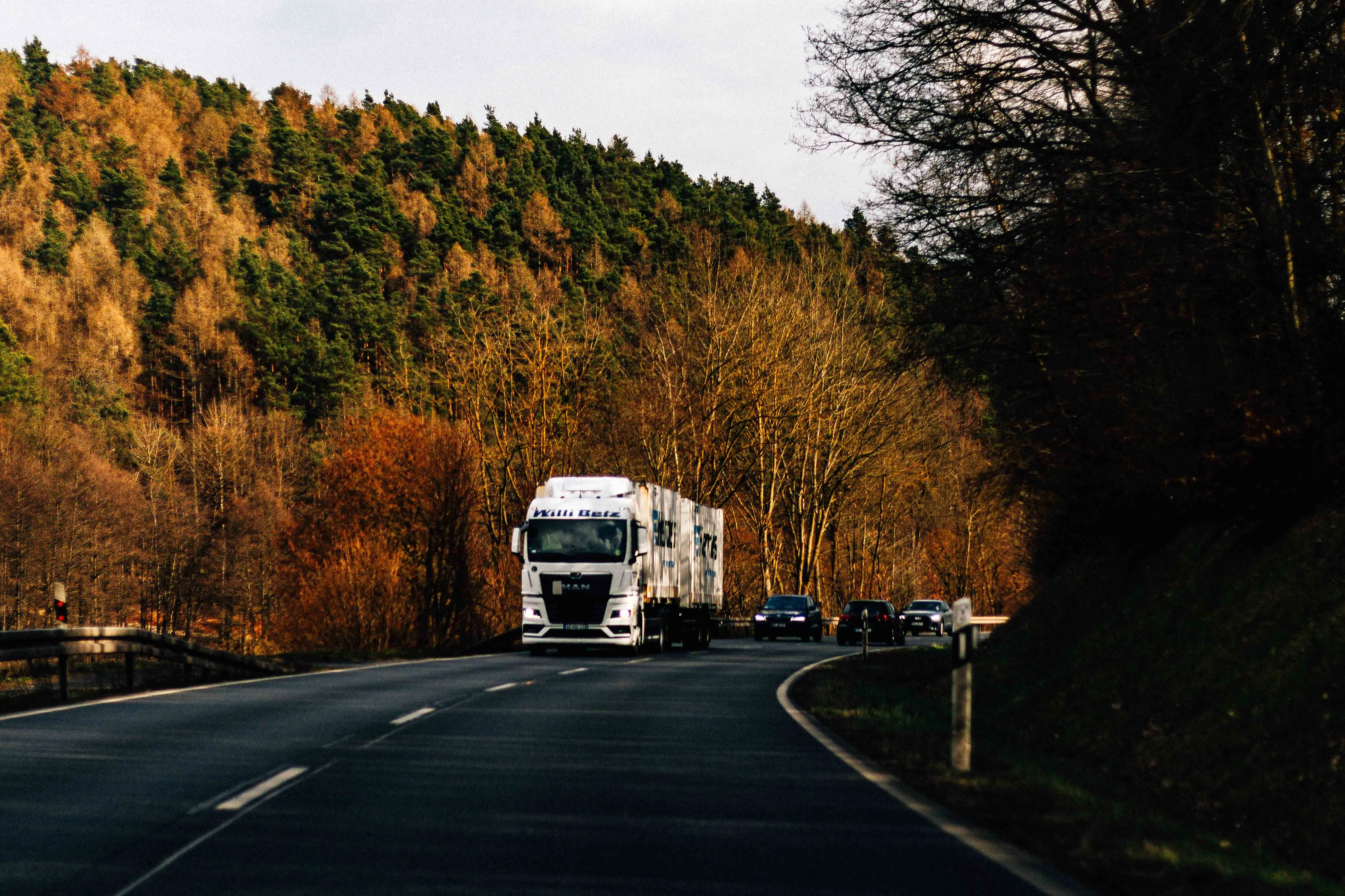 Ciężarówki na autostradzie jako symbol optymalizacji tras w transporcie